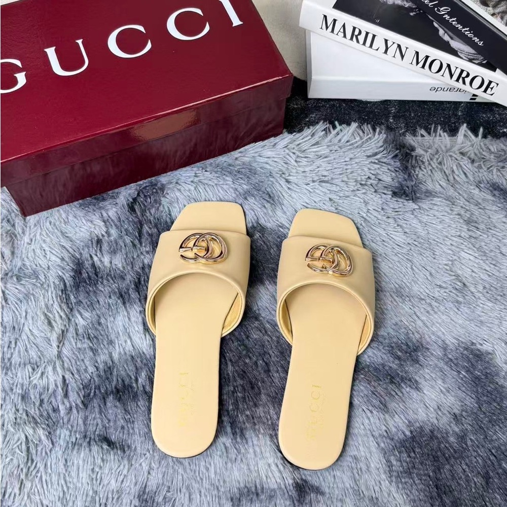Gucci Interlocking G Cream Leather Slide Sandals - Picture 4 of 4